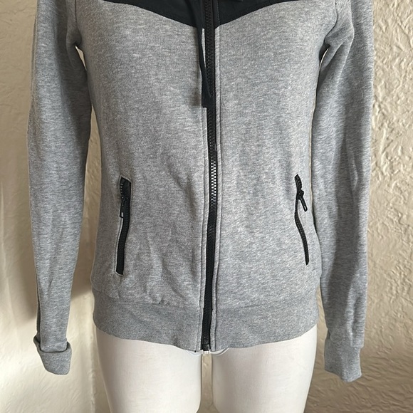 Victoria’s Secret Pink Iowa Hawkeyes Gray Black Hooded Sweatshirt Small - Picture 3 of 9